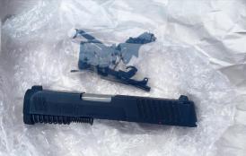 Realizan diligencia de allanamiento tras hallazgo de partes de armas ingresadas vía Courier