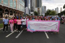 Aduanas dice presente en caminatón de la cinta rosada y celeste