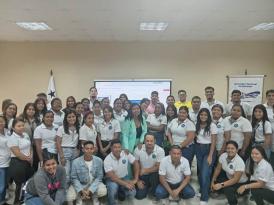 Estudiantes del Centro Regional Universitario de Coclé visitaron la sede de Aduanas