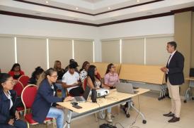 Estudiantes de graduandos de administración aduanera visitan la entidad