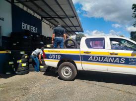 Aduanas retiene llantas sin documentación