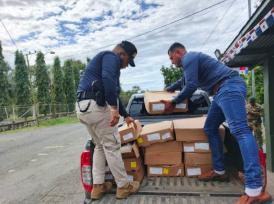 Retienen pick-up cargado con cajas de pollos de supuesto contrabando