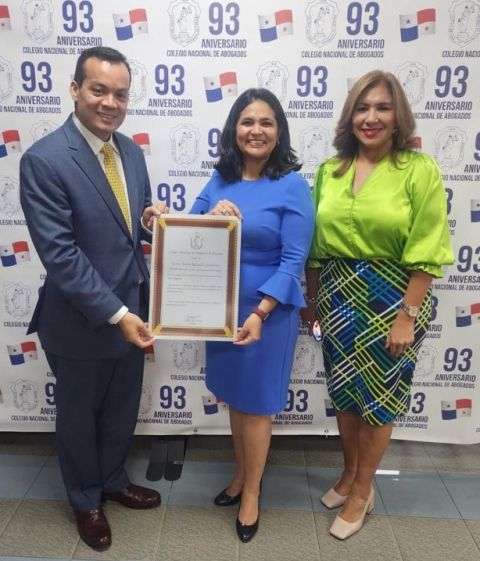 Directora De Aduanas Recibe Reconocimiento Del Colegio Nacional De ...